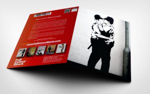 Kissing Coppers 3D full card view - banksy